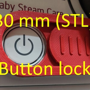 Könnte beinhalten: Ein roter, 3D-gedruckter Knopfverschluss für eine Waschmaschine. Der Verschluss ist 30 mm groß und hat ein Power-Knopf-Symbol. Der Text "Button lock" ist in Gelb unter dem Verschluss gedruckt.