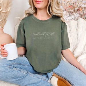 Shirt Walk By Faith Comfort Colors - T-shirt met christelijke bijbeltekst