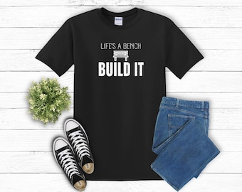 Life’s a Bench Build It T-Shirt, Carpenter Humor Tee, Craft Lover Apparel, Funny Gift for Woodworkers, Unisex Casual Top, Saw Blade Design