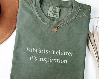 Il tessuto non è disordine, è ispirazione. Maglietta con colori personalizzati, Maglietta per amanti del quilting, Abbigliamento per appassionati di cucito, Idea regalo per il quilting.