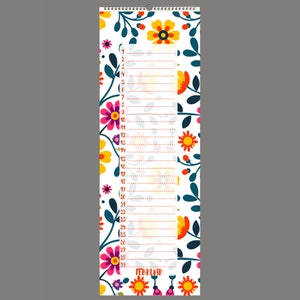 Puede incluir: Un calendario blanco con un diseño floral con flores rosas, amarillas, azules y verdes. El calendario es para febrero y tiene días numerados del 1 al 29.