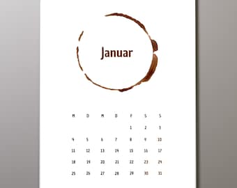 以下が含まれることがあります： 1月（Januar）の壁掛けカレンダーのページ。上部中央に茶色のコーヒーカップの輪染みのグラフィックが描かれています。染みの下には、1日から31日までの日付がシンプルな黒のサンセリフ体フォントでカレンダーグリッドとして表示されています。