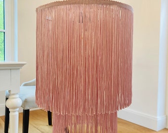 Lampada a sospensione lunga, lampada a sospensione in rosa antico fatta di frange 140 cm vintage boho