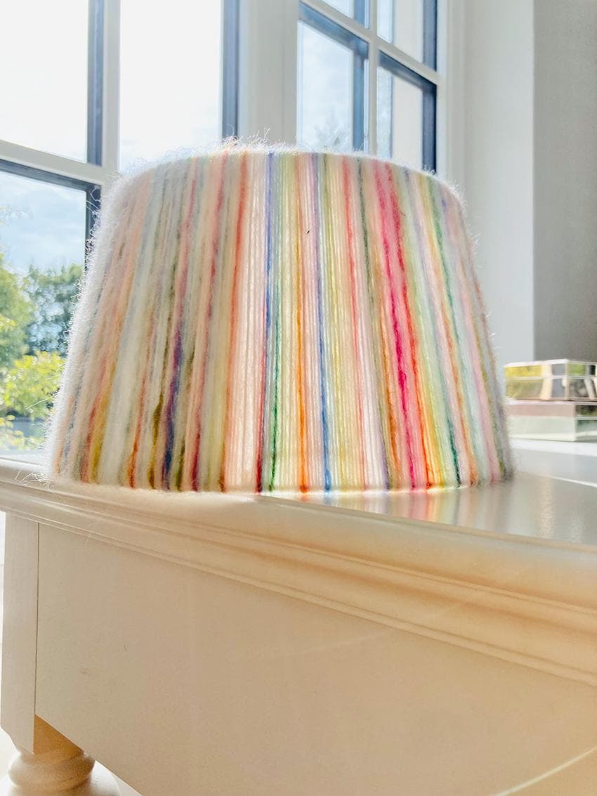 Handgewebter Lampenschirm für Tischlampe aus weicher weißer Kuschel-Regenbogen-Wolle