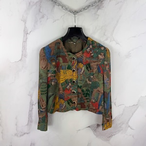 Puede incluir: Una chaqueta abotonada de manga larga con estampado verde, marrón, rojo, amarillo y azul.