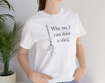 Camiseta divertida de bruja de Halloween: "¿Por qué sí puedo conducir con cambio manual?". Camiseta sarcástica.