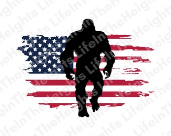 Puede incluir: Una silueta negra de Bigfoot de pie frente a una bandera estadounidense desgastada. La bandera es roja, blanca y azul con un efecto grunge.