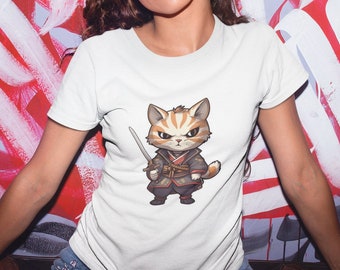 Pode incluir: Uma camiseta branca com uma ilustração de desenho animado de um gato vestindo um traje de samurai e segurando uma espada. O gato tem pelos laranja e brancos.