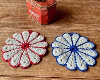 Vintage crochets à la main ronds en forme de pétales de fleurs, napperons fabriqués en Suisse, design rouge bleu blanc, grand-mère chic, cadeau, lot de 2