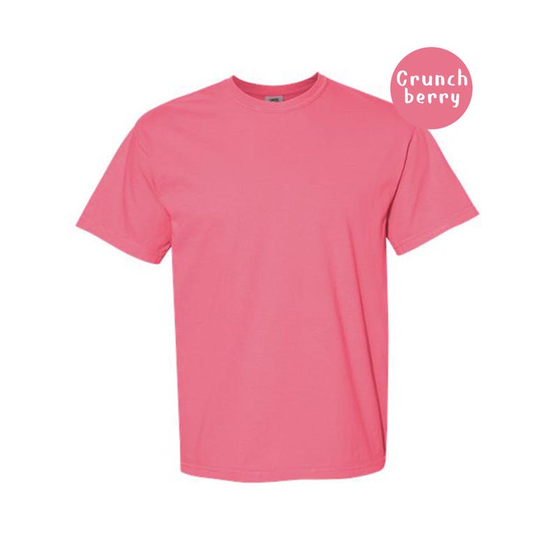 Pode incluir: Uma t-shirt de manga curta em rosa brilhante s&oacute;lido com decote redondo. No canto superior direito, existe um gr&aacute;fico circular rosa contendo o texto branco Crunch berry. A pe&ccedil;a apresenta um corte padr&atilde;o com bainhas nas mangas e na base.