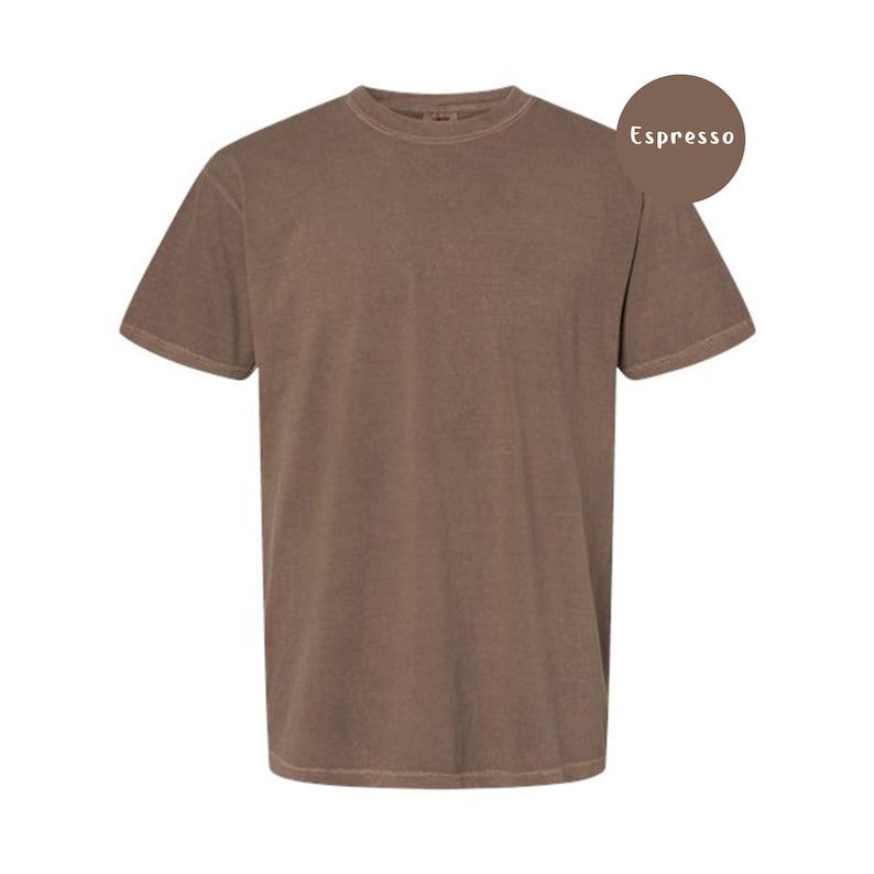 Pode incluir: Uma t-shirt de manga curta com gola redonda numa cor castanho espresso s&oacute;lida. O tecido tem uma apar&ecirc;ncia ligeiramente desbotada e lavada. Um gr&aacute;fico circular castanho no canto superior direito cont&eacute;m o texto branco Espresso.
