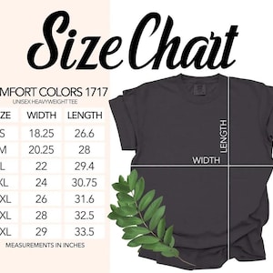 K&ouml;nnte beinhalten: Eine Gr&ouml;&szlig;entabelle f&uuml;r ein Unisex-T-Shirt Comfort Colors 1717. Die Tabelle zeigt die Gr&ouml;&szlig;en S bis 4XL mit Breiten- und L&auml;ngenma&szlig;en in Zoll. Das T-Shirt ist dunkelgrau, und ein Zweig mit gr&uuml;nen Bl&auml;ttern befindet sich unten rechts.
