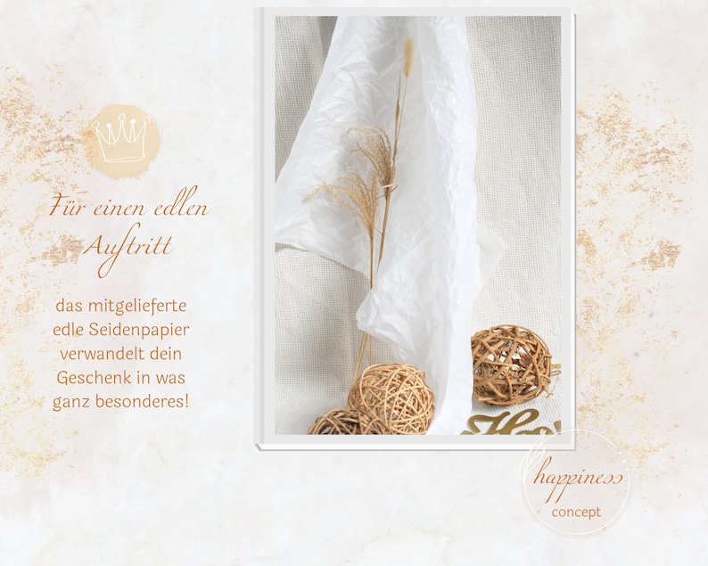 Pu&ograve; includere: Un foglio di carta velina bianca con una corona dorata e testo che recita "Per un aspetto nobile, la carta velina fine inclusa trasforma il tuo regalo in qualcosa di speciale!" La carta velina &egrave; su uno sfondo bianco con una texture dorata. Ci sono tre sfere intrecciate nell'immagine.