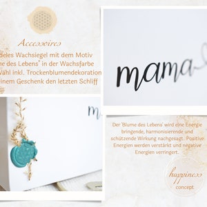 Pu&ograve; includere: Un sigillo di cera turchese con un design a fiore della vita, simbolo di armonia ed equilibrio, &egrave; posto su un cartoncino bianco con un rametto di erba secca. Il cartoncino ha il testo "mama" scritto in corsivo. Il testo "Der 'Blume des Lebens' wird eine Energie bringende, harmonisierende und sch&uuml;tzende Wirkung nachgesagt. Positive Energien werden verst&auml;rkt und negative Energien verringert." &egrave; scritto sotto il sigillo. Il testo "happiness concept" &egrave; scritto sotto il testo.