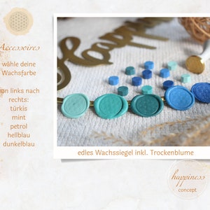 Pu&ograve; includere: Assortimento di sigilli di cera in colori turchese, menta, petrolio, azzurro e blu scuro. I sigilli di cera sono disposti in una fila da sinistra a destra, con il sigillo turchese a sinistra e il sigillo blu scuro a destra. Il testo "edles Wachssiegel inkl. Trockenblume" &egrave; visibile sotto i sigilli.