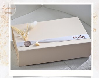 Luxurious personalized magnetic box in light beige with satin ribbon, tassel & dried flowers. Gift box for weddings, christenings, births, birthdays.