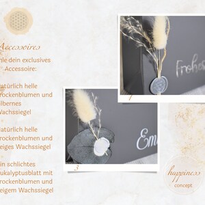 May include: Three different options for a gift box accessory: dried flowers with a silver wax seal, dried flowers with a beige wax seal, and a eucalyptus leaf with dried flowers and a beige wax seal. The text "Accessoires" and "w&auml;hle dein exclusives Accessoire" is visible in the image.