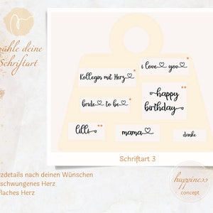 Pu&ograve; includere: Un foglio stampabile con diversi stili di font per creare etichette regalo personalizzate. Il foglio include frasi come "Ti amo", "Buon compleanno", "Sposa in essere", "Kollegin mit Herz", "Lilli", "Mamma", e "Grazie".