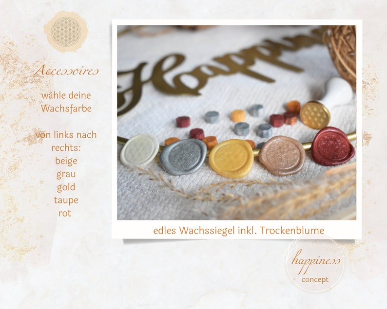 Pu&ograve; includere: Assortimento di sigilli di cera in beige, grigio, oro, tortora e rosso. I sigilli di cera sono disposti in fila da sinistra a destra. Il testo "edles Wachssiegel inkl. Trockenblume" &egrave; visibile sotto i sigilli di cera. Il testo "happiness concept" &egrave; visibile nell'angolo in basso a destra dell'immagine.