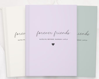 Puede incluir: Tres diarios de tapa dura de color morado, blanco y verde con el texto "forever friends" y los nombres "KATELYN, BRYNNE, HANNAH, LAYLA" en la portada.