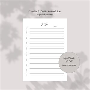 Könnte beinhalten: Eine druckbare To-Do-Liste in den Formaten A4 und A5. Die Vorlage hat ein schlichtes Design mit einer schwarzen Linie für das Datum und einem Bereich zum Schreiben von Aufgaben. Der Text "To Do" ist oben auf der Seite in Kursivschrift geschrieben.