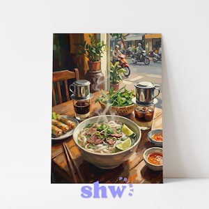 Può includere: Dipinto di una scena di ristorante vietnamita. Una ciotola di pho con carne e lime è su un tavolo di legno, insieme a involtini primavera, caffè e piccole ciotole di salsa. Sono visibili anche erbe e piante verdi.