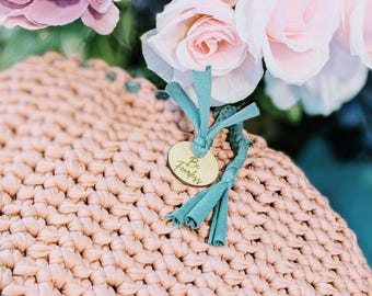 Taburete otomano estilo granja: funda de crochet rosa, moneda "Be Fearless"