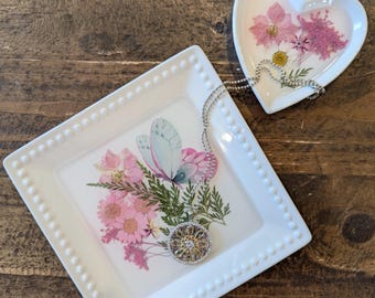 Juego de platos de porcelana hechos a mano para joyería: soporte para anillos y collares con flores preservadas