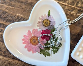 Plato para anillos con forma de corazón: Bandeja de porcelana hecha a mano con flores secas.