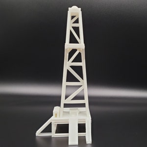 Puede incluir: Modelo de plataforma petrolera de pl&aacute;stico blanco con una plataforma y escaleras. La plataforma est&aacute; hecha de pl&aacute;stico fino y tiene un dise&ntilde;o simple.