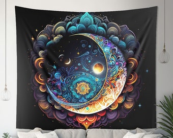 Op de afbeelding: Een wandkleed met een kleurrijke halve maan met ingewikkelde details, omringd door een mandala-ontwerp. De maan is geplaatst tegen een donkerblauwe achtergrond met sterren en een zon.