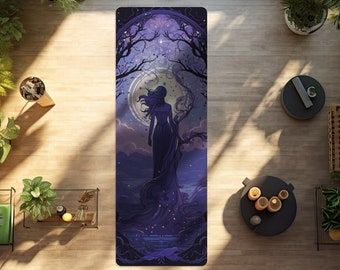 Puede incluir: Una esterilla de yoga morada con un diseño de una mujer de pie en un bosque con una luna llena en el fondo.