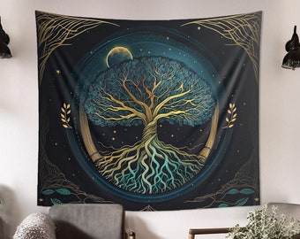 Op de afbeelding: Een wandkleed met een gestileerde levensboom met ingewikkelde wortels en takken, omringd door een cirkel van sterren en een halve maan. De boom is weergegeven in tinten groen, blauw en goud tegen een donkerblauwe achtergrond.