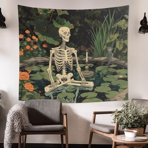 Skelet mediteren in Zen Garden Indoor wandtapijt, gotisch volksontwerp, Cottagecore esthetische slaapkamer, woonkamer en slaapzaal decor