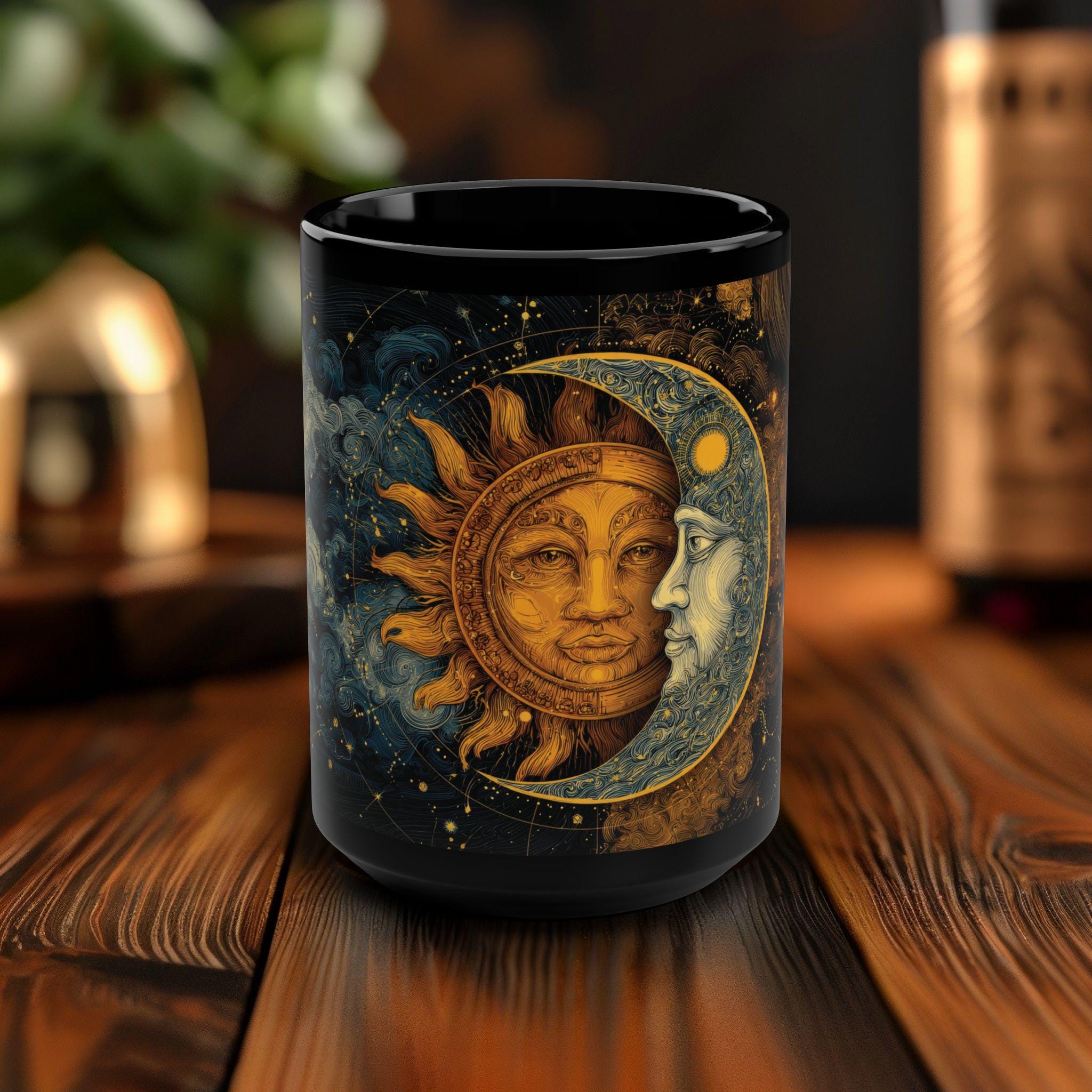 Caneca Sol e Lua com Rosto Solstício - Caneca astrológica de cerâmica preta brilhante de 15 oz para o estilo Boho Cósmico, manhãs espirituais e goles celestiais