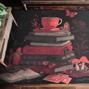 Purpurroter Teppich mit Teetasse & Büchern, Hexenszene mit Schlange, Pilzen, Kristallen und Karten für die gotische Bibliothek oder magische Leseecken