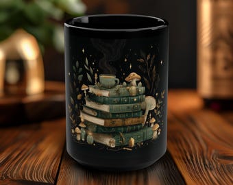 Caneca preta com chá verde e livros de bruxa, cogumelos botânicos, cristais e folhagens para um ambiente aconchegante e escuro ou um ritual mágico de café da manhã
