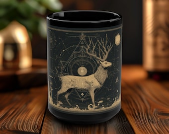 Caneca de 15 oz com constelação de veado místico, xícara de café de cerâmica preta brilhante Forest Alchemy com bússola celestial, lavável na máquina de lavar louça e no micro-ondas