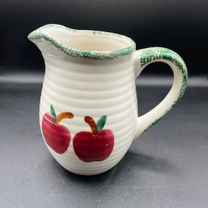 Jarra de agua de cerámica de manzana roja vintage