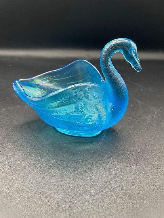 Fenton? Glass Blue/Turquoise iridsecence Swan trin