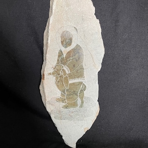 Inuk y perro - Tallado en roca - FIRMADO SIKU - Arte Inuit