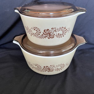 Vintage 1970er Jahre Pyrex Braun Gehöft Auflaufformen x2 mit Deckeln