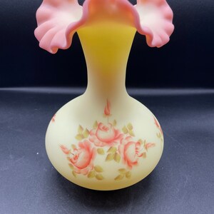Fenton handmålade rosor på gul och rosa burmesisk krusad glasvas signerad av Linda Burles