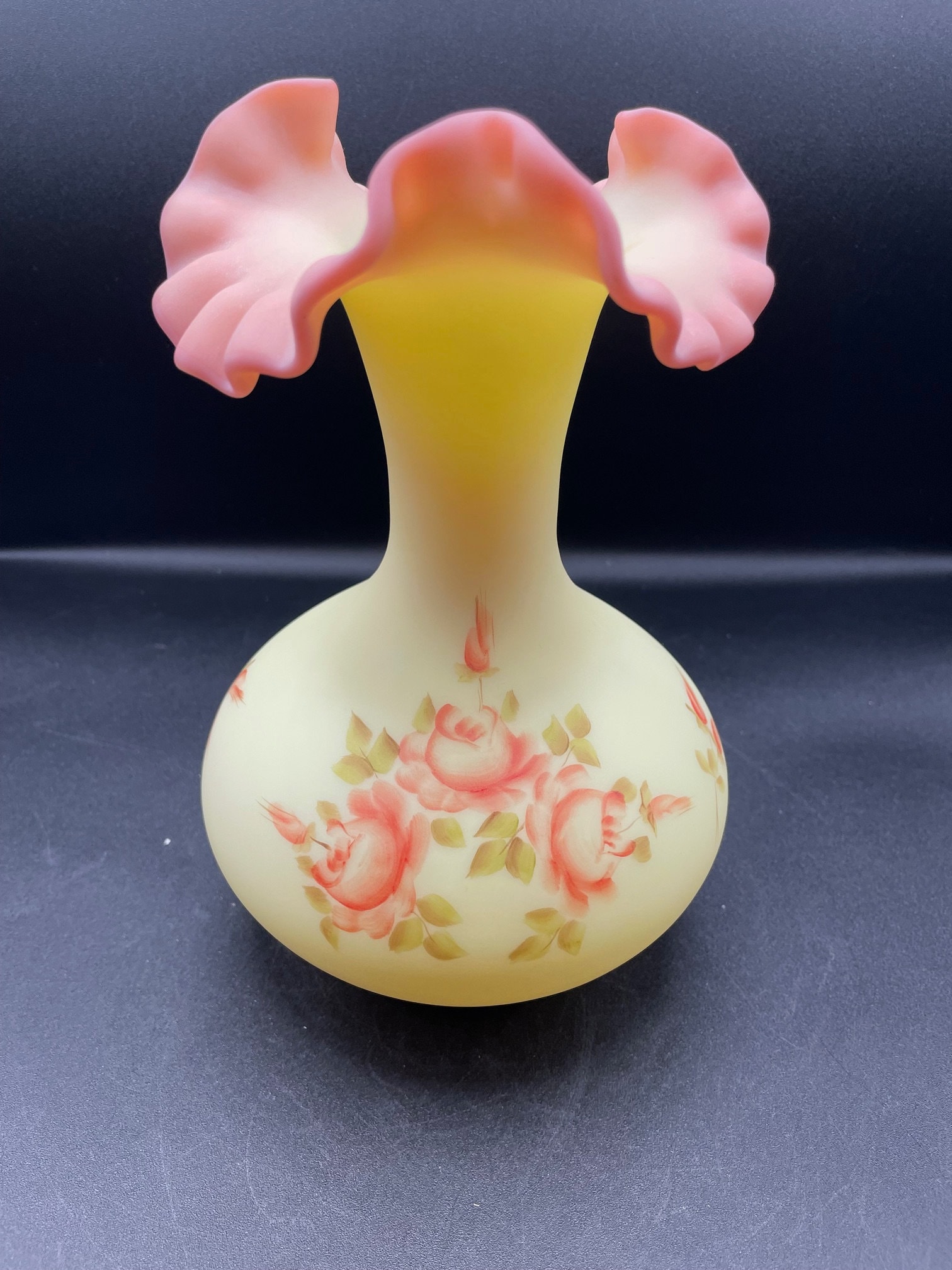 Fenton フェントン社製バーミーズグラス ヴァセリン フラワーベース Fenton Hand Painted Roses on Yellow and Pink Burmese Crimped Glass