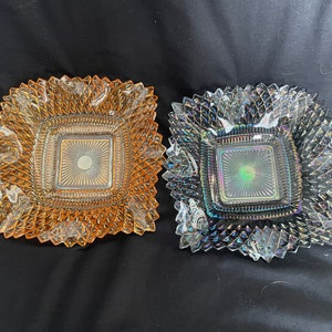 Puede incluir: Dos platos cuadrados de vidrio con un patrón de diamante. Un plato es de color ámbar y el otro es iridiscente.