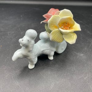 イギリスのソーリー社が製作した、ミッドセンチュリーの白いボーンチャイナの花が飾られたプードル