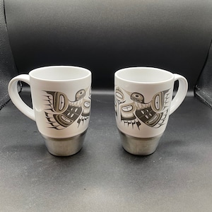 Deux tasses oiseau/colibri haïdas/côte ouest du Canada avec fond en acier inoxydable