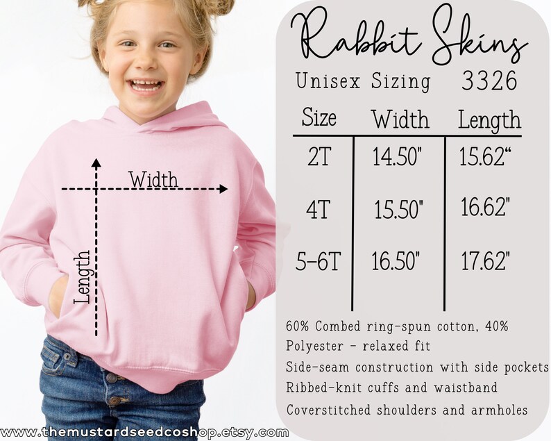 Puede incluir: Sudadera con capucha rosa con una tabla de tallas que muestra las medidas de ancho y largo en pulgadas. La tabla muestra las tallas 2T, 4T y 5-6T. La sudadera est&aacute; hecha de 60% algod&oacute;n peinado ring-spun y 40% poli&eacute;ster. Tiene construcci&oacute;n de costuras laterales con bolsillos laterales, pu&ntilde;os y cintura de punto acanalado, y hombros y sisas con pespuntes.