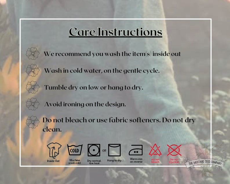 Puede incluir: Instrucciones de cuidado para una prenda de vestir. Las instrucciones recomiendan lavar la prenda del rev&eacute;s, con agua fr&iacute;a en un ciclo delicado, secar en la secadora a baja temperatura o colgar para secar, evitar planchar sobre el dise&ntilde;o y no usar lej&iacute;a ni suavizante. Las instrucciones tambi&eacute;n indican que la prenda no debe limpiarse en seco.