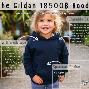 Puede incluir: Una sudadera con capucha Gildan 18500B azul marino con un bolsillo canguro. La sudadera tiene una cinta de cuello de sarga que cubre la costura del cuello para estabilizar la parte posterior de la sudadera. La tela est&aacute; hecha de fibras especialmente hiladas que son fuertes y suaves, perfectas para imprimir. La tela es 40% algod&oacute;n y 60% poli&eacute;ster.